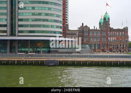 ROTTERDAM, PAYS-BAS -14 NOVEMBRE 2021 - vue sur le site historique de l'hôtel New York, dans le bâtiment historique Holland Amerika Lijn, à Rotterdam, pays-Bas. Banque D'Images