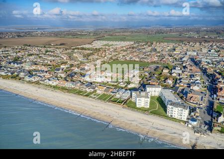 East Wittering front de mer une station populaire pour les touristes en été et situé dans la campagne ouest Sussex sud de l'Angleterre, vue aérienne. Banque D'Images