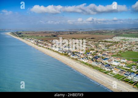 East Wittering front de mer une station populaire pour les touristes en été et situé dans la campagne West Sussex Sud de l'Angleterre, photo aérienne. Banque D'Images