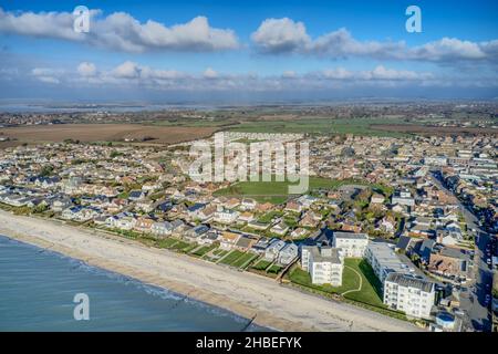 East Wittering front de mer une station populaire pour les touristes en été et situé dans la campagne dans le sud de l'Angleterre, image aérienne. Banque D'Images