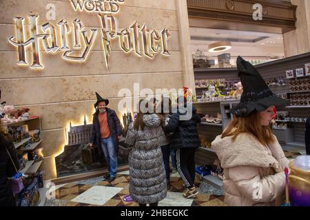 Moscou, Russie.19th décembre, 2021 personnes visitent la boutique Harry Potter au magasin central pour enfants de la place Lubyanka à Moscou ; le magasin vend des jouets, de la papeterie, des vêtements, des souvenirs, des bonbons et d'autres articles de marque Harry Potter Banque D'Images