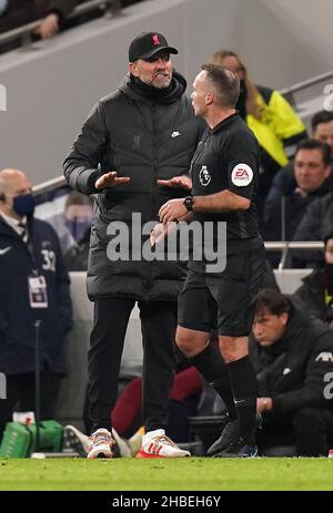 L'arbitre Paul Tierney (à droite) parle avec le directeur de Liverpool Jurgen Klopp avant de montrer une carte jaune lors du match de la Premier League au Tottenham Hotspur Stadium, Londres.Date de la photo: Dimanche 19 décembre 2021. Banque D'Images