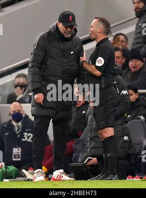 L'arbitre Paul Tierney (à droite) parle avec le directeur de Liverpool Jurgen Klopp avant de montrer une carte jaune lors du match de la Premier League au Tottenham Hotspur Stadium, Londres.Date de la photo: Dimanche 19 décembre 2021. Banque D'Images