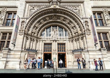 Porte voûtée ornée à l'entrée du Victoria and Albert Museum, South Kensington, Londres, Royaume-Uni Banque D'Images