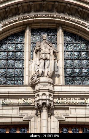 Sculpture du Prince Albert par Alfred Drury au-dessus de l'entrée principale du Victoria and Albert Museum, South Kensington, Londres, Royaume-Uni Banque D'Images