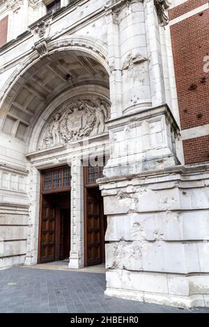 Trous de balle et dommages à la façade du bâtiment du musée Victoria & Albert de la Seconde Guerre mondiale, Londres, Royaume-Uni Banque D'Images