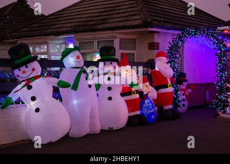 Parkstone, Poole, Dorset, Royaume-Uni.19th décembre 2021.Le dernier week-end avant Noël et les visiteurs de près et de loin se rendent à l'exposition célèbre de lumières de Noël sur les propriétés de Runton Road où les propriétaires rivalisent pour le meilleur affichage et pour recueillir de l'argent pour diverses œuvres de charité.Crédit : Carolyn Jenkins/Alay Live News Banque D'Images