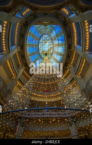 San Francisco, Etats-Unis - décembre 18 2021 : guirlande lumineuse arbre de Noël à Neiman Marcus grand magasin sur Union Square décoré pour les vacances d'hiver Banque D'Images