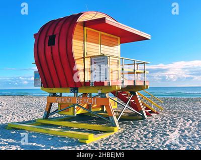 13th Street Lifeguard Tower sur Miami Beach au lever du soleil, Miami, Floride, États-Unis Banque D'Images