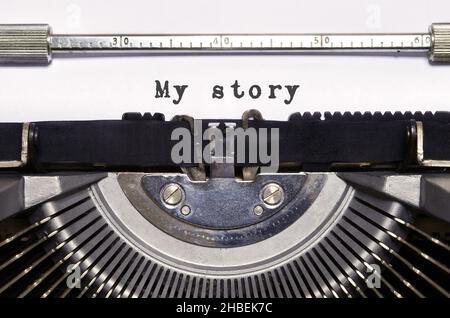 Mots « My Story » tapés sur papier avec une machine à écrire vintage, une inscription vintage, une histoire de vie. Banque D'Images