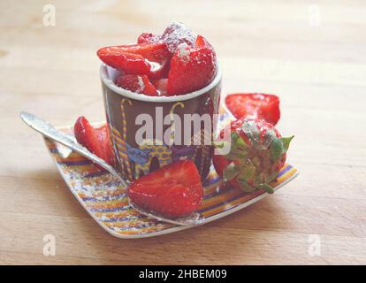 Dessert maison avec fraises fraîches et sucre glace Banque D'Images