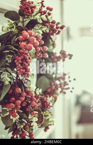 Gros plan d'une couronne de Noël accrochée sur une porte avant Banque D'Images