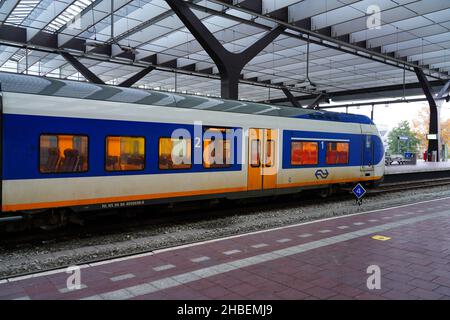 ROTTERDAM, PAYS-BAS -12 NOVEMBRE 2021 - vue sur les trains de la gare centrale de Rotterdam à Rotterdam, pays-Bas. Banque D'Images