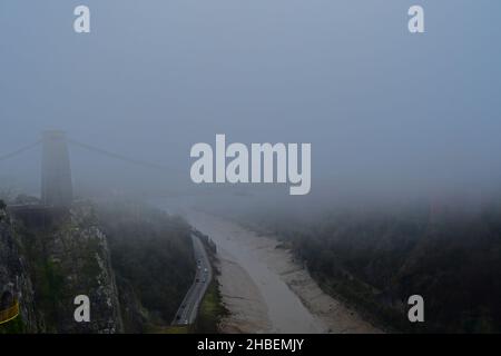 Bristol, Royaume-Uni.19th décembre 2021.Par temps froid, le pont suspendu de Clifton, célèbre dans le monde entier, est vu dans un brouillard glacial qui s'est suspendu toute la journée.Crédit photo : Robert Timoney/Alay Live News Banque D'Images