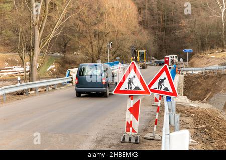 Signalisation routière sur la route.Achèvement des travaux de construction d'un pont sur une route de campagne en République tchèque.Passage à travers la construction s Banque D'Images