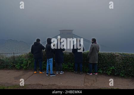 Bristol, Royaume-Uni.19th décembre 2021.Par temps froid, le pont suspendu de Clifton, célèbre dans le monde entier, est vu dans un brouillard glacial qui s'accroissait toute la journée pendant que les touristes regardaient.Crédit photo : Robert Timoney/Alay Live News Banque D'Images