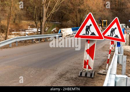 Signalisation routière sur la route.Achèvement des travaux de construction d'un pont sur une route de campagne en République tchèque.Passage à travers la construction s Banque D'Images