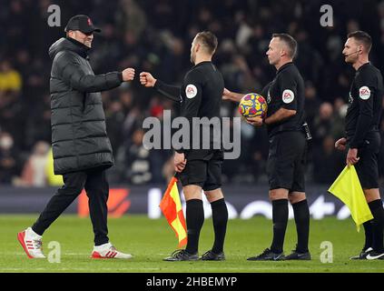 Jurgen Klopp, directeur de Liverpool (à gauche), parle avec l'arbitre Paul Tierney (deuxième à droite) et les arbitres adjoints après le coup de sifflet final du match de la Premier League au Tottenham Hotspur Stadium, Londres.Date de la photo: Dimanche 19 décembre 2021. Banque D'Images