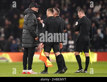 Jurgen Klopp, directeur de Liverpool (à gauche), parle avec l'arbitre Paul Tierney (deuxième à droite) et les arbitres adjoints après le coup de sifflet final du match de la Premier League au Tottenham Hotspur Stadium, Londres.Date de la photo: Dimanche 19 décembre 2021. Banque D'Images