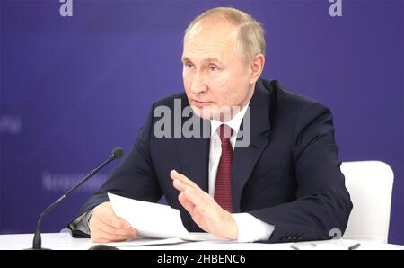 Moscou, Russie.16 décembre 2021.Le président russe Vladimir Poutine lors de la réunion annuelle du Conseil de surveillance de l'Agence des initiatives stratégiques par vidéoconférence au Kremlin, le 16 décembre 2021 à Moscou, en Russie.Credit: Mikhail Metzel/Kremlin Pool/Alamy Live News Banque D'Images