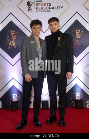 Tom Daley (à gauche) et Matty Lee sur le tapis rouge avant le BBC Sports Personality of the Year Awards 2021 à MediaCityUK, Salford.Date de la photo: Dimanche 19 décembre 2021. Banque D'Images