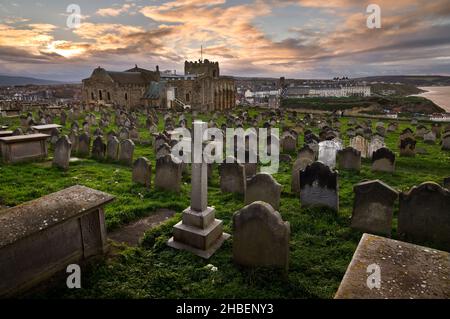 En fin d'après-midi, vue sur Whitby depuis l'église historique St Mary's Church, Whitby, North Yorkshire, Royaume-Uni Banque D'Images