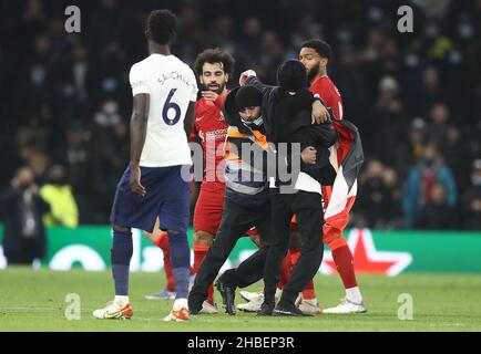 Londres, Angleterre, 19th décembre 2021.Un fan qui court sur le terrain est arrêté par des stewards pendant le match de la Premier League au Tottenham Hotspur Stadium, Londres.Le crédit photo devrait se lire: Paul Terry / Sportimage Banque D'Images