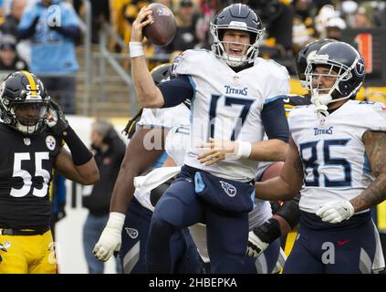 Pittsbugh, États-Unis.19th décembre 2021.Le quarterback des Tennessee Titans Ryan Tannehill (17) célèbre son touchdown au premier trimestre contre les Pittsburgh Steelers à Heinz Field le dimanche 19 décembre 2021.Photo par Archie Carpenter/UPI crédit: UPI/Alay Live News Banque D'Images