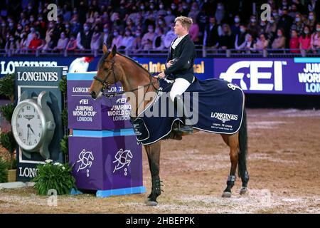 19th décembre 2021 ; Royal Docks, Newham, East London, Angleterre ;The London International Horse Show, dimanche 19th décembre : coupe du monde de saut à la FEI de Longines ; Stardust de Harry Charles remporte la coupe du monde de saut à la FEI de Longines Banque D'Images