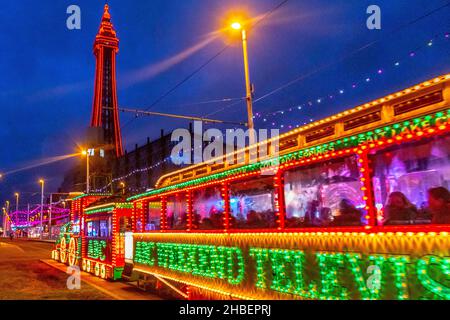Train illuminé, illuminations de Blackpool Banque D'Images