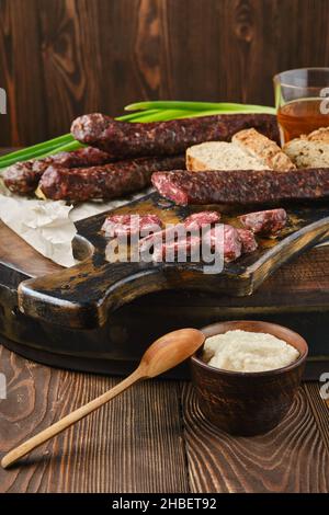 Saucisse séchée à base de viande épicée de gibier et de dinde Banque D'Images