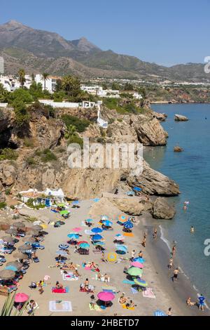 Plage de Calahonda bondée avec des baigneurs vus du balcon de Europa.Nerja, Costa del sol, province de Malaga, Andalousie, sud de l'Espagne. Banque D'Images