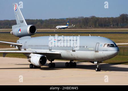 Eindhoven, pays-Bas - 16 avril 2015 : avion de transport militaire à la base aérienne.Opération de vol par force aérienne.Aviation et aéronefs.Relevage pneumatique.Militaire i Banque D'Images