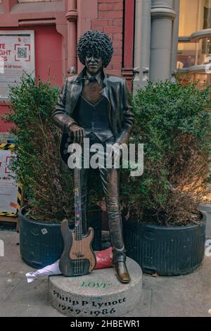 Dublin, Irlande, 13 novembre 2021: Une staue du chanteur de la Lizzy mince Phil Lynet au centre de Dublin notre côté un bar où il a joué. Banque D'Images
