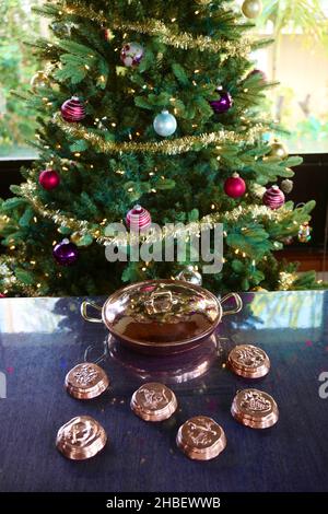 Batterie de cuisine en cuivre cadeau de Noël Banque D'Images