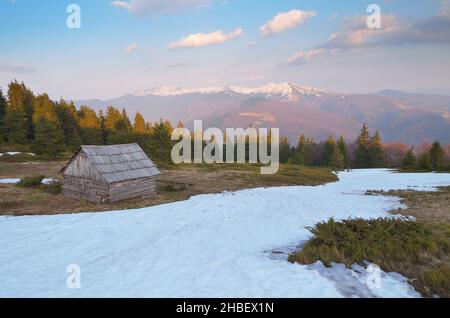 Paysage de printemps avec une petite maison en bois dans les montagnes.Carpathian montagnes, Ukraine, Europe Banque D'Images