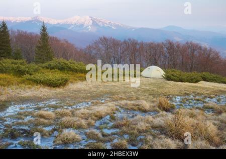 Paysage de printemps avec tente touristique dans les montagnes.Ruisseau de montagne de neige fondue.Carpates, Ukraine, Europe Banque D'Images