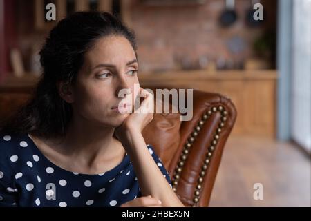 Jeune femme hispanique frustrée et malheureuse souffrant de dépression. Banque D'Images