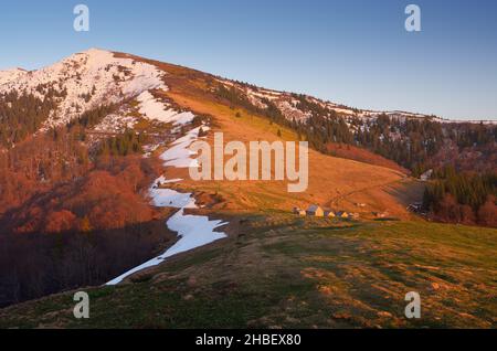 Paysage du soir avec village de montagne de bergers.Printemps dans les montagnes.Lumière du soleil couchant.Carpates, Ukraine, Europe Banque D'Images