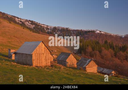 Paysage de printemps avec village en bois de bergers dans les montagnes.Lumière du soleil couchant.Carpathian montagnes, Ukraine, Europe Banque D'Images