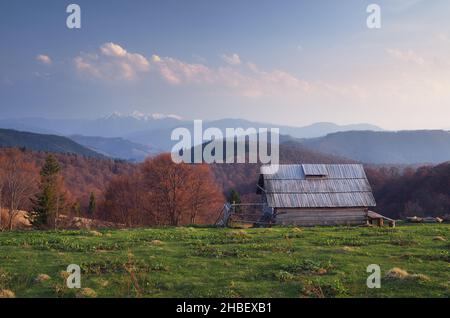 Paysage de printemps avec une maison en bois dans les montagnes.Carpates, Ukraine, Europe Banque D'Images