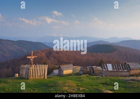 Paysage de printemps avec le village des bergers dans les montagnes.Lumière du soleil du soir sur les cabanes en bois.Carpates, Ukraine, Europe Banque D'Images