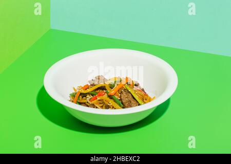 Steak de bœuf grillé avec légumes sur fond vert Banque D'Images