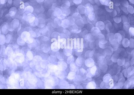 Fond violet abstrait bokeh.Texture de Noël.La couleur tendance très peri dans l'année 2022.Paillettes brillantes effet de flou. Banque D'Images