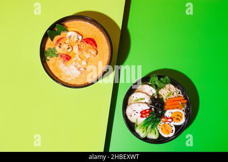 Soupes asiatiques de ramen et de Tom yam sur fond vert Banque D'Images