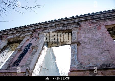 Vue en ruines d'une ancienne maison du XIXe siècle dans la ville de Dnepropetrovsk, Ukraine.Vue des ouvertures de fenêtre sans cadre. Banque D'Images