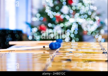 Bâtons de vibraphone reposant sur cet instrument à percussion.En arrière-plan, les lumières floues et floues de l'arbre de Noël. Banque D'Images