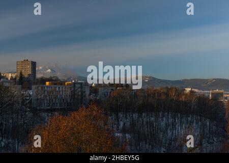 Colline de Jested avec tour d'observation et transmetteur au-dessus de la ville de Liberec dans le nord de la Bohême en hiver ensoleillé jour Banque D'Images