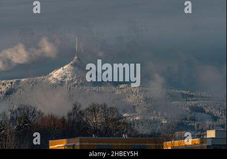 Colline de Jested avec tour d'observation et transmetteur au-dessus de la ville de Liberec dans le nord de la Bohême en hiver ensoleillé jour Banque D'Images