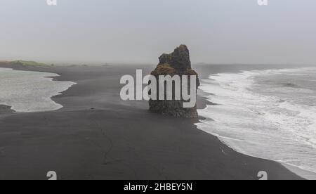 La plage de sable noir de Reynisfjara est l'un des sites les plus emblématiques de la côte sud de l'Islande et, en tant que telle, une attraction majeure avec la belle Banque D'Images